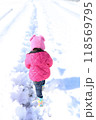 雪道を散歩する子供 118569795