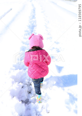 雪道を散歩する子供 雪道を散歩する子供 118569795