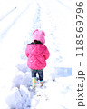 雪道を散歩する子供 118569796