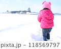 雪道を散歩する子供 118569797