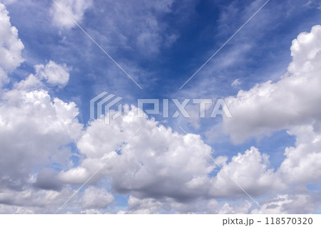 青空の天空に浮く雲の造形【背景素材】 118570320