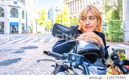 大型バイクで新橋イタリア街に来た女性ライダー 大型バイクで新橋イタリア街に来た女性ライダー 118570445