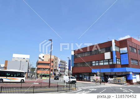 横浜市 金沢文庫駅西口の街並み 118570452