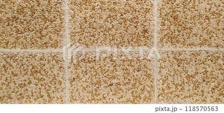 茶色の小石がいっぱい詰まっているナチュラルな外壁 118570563