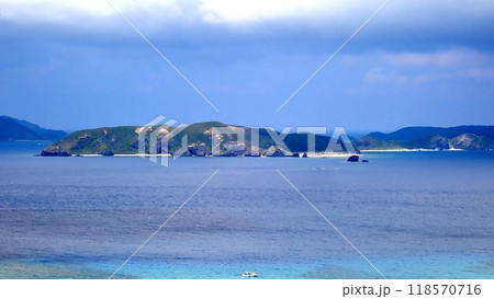 沖縄県慶良間諸島渡嘉敷島の慶良間海峡展望所から見た海の風景 118570716