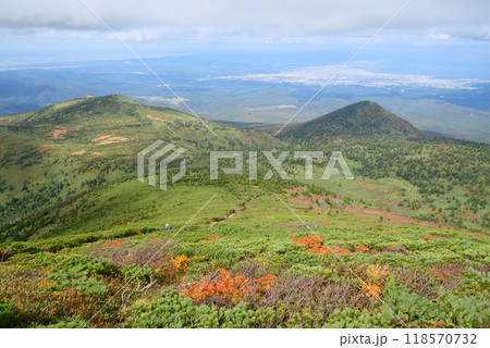 八甲田山、赤倉岳北西端から望む田茂萢岳と前嶽、青森市街 八甲田山、赤倉岳北西端から望む田茂萢岳と前嶽、青森市街 118570732