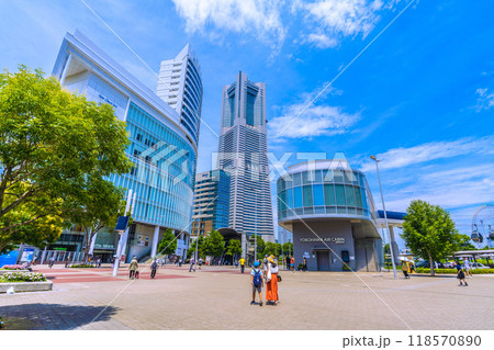 日本の横浜都市景観 桜木町駅前。横浜ランドマークタワーやみなとみらいの街などを望む＝18日 118570890