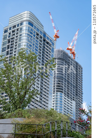 建設中の高層ビルと建設されるビル(東京都麻布台) 建設中の高層ビルと建設されるビル(東京都麻布台) 118571665