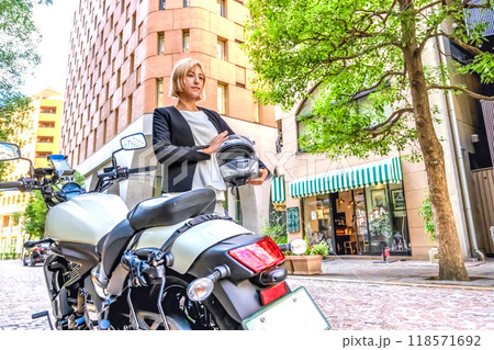大型バイクで新橋イタリア街に来た女性ライダー 大型バイクで新橋イタリア街に来た女性ライダー 118571692