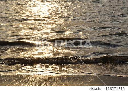 夕暮れの原岡海水浴場　千葉 118571713