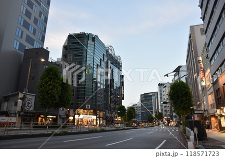 夕暮れの小川町の風景　東京 118571723