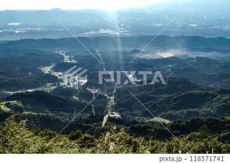 日本東北岩手県盛岡市天峰山の風力発電の風車と秋晴れの青空と雲と光り 日本東北岩手県盛岡市天峰山の風力発電の風車と秋晴れの青空と雲と光り 118571741
