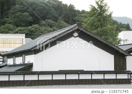 日本東北地方岩手県遠野市の民話の里の大きな蔵 日本東北地方岩手県遠野市の民話の里の大きな蔵 118571745