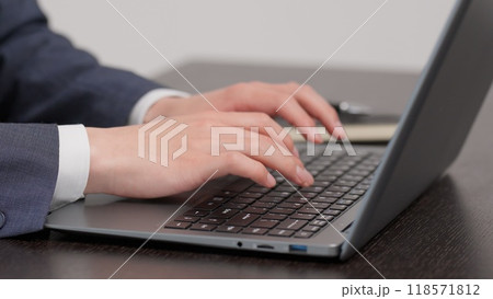 タイピングをするビジネスマンの手元 タイピングをするビジネスマンの手元 118571812
