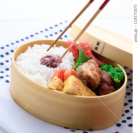手作りのお弁当 （ 曲げわっぱ ） 118571875