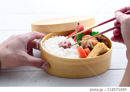 手作りのお弁当 （ 曲げわっぱ ） 118571895