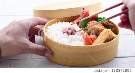 手作りのお弁当 （ 曲げわっぱ ） 118571896