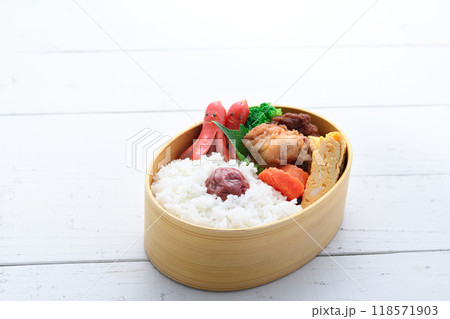 手作りのお弁当 （ 曲げわっぱ ） 118571903