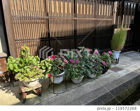 軒先に植えられた鉢植え 軒先に植えられた鉢植え 118572268