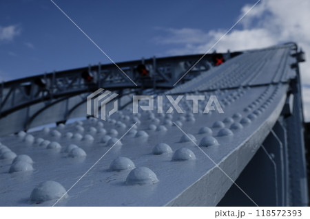 隅田川に架かる「かちどき橋」鉄骨のアーチ　（東京都中央区勝どき・築地） 118572393