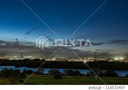 淀川の堤防上から望む高槻市の夜景 枚方市 淀川の堤防上から望む高槻市の夜景 枚方市 118572467