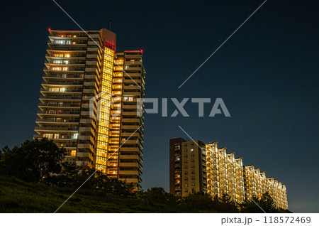 夜空に浮かび上がる堤防上のマンション　枚方市 118572469