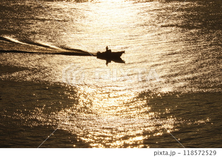 美しい引き波を柔らかな反射光が包む 美しい引き波を柔らかな反射光が包む 118572529