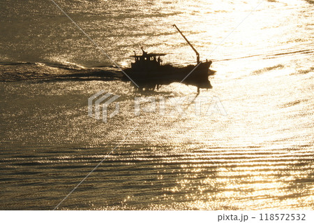シンメトリックな船影が光に輝く シンメトリックな船影が光に輝く 118572532
