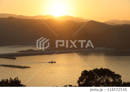 秋の日差しがまばゆい南あわじの海 秋の日差しがまばゆい南あわじの海 118572538