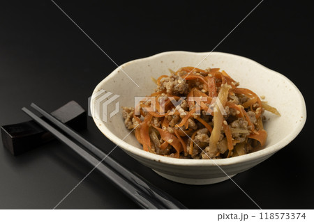 きんぴらごぼう 小鉢に盛り付けた挽肉入りきんぴらごぼう 118573374