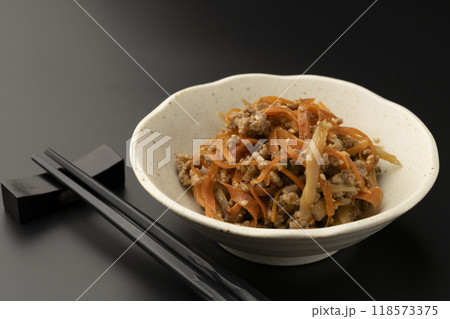 きんぴらごぼう 小鉢に盛り付けた挽肉入りきんぴらごぼう きんぴらごぼう 小鉢に盛り付けた挽肉入りきんぴらごぼう 118573375