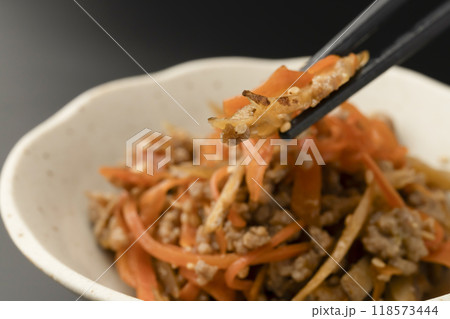 きんぴらごぼう 箸で持ち上げる 118573444