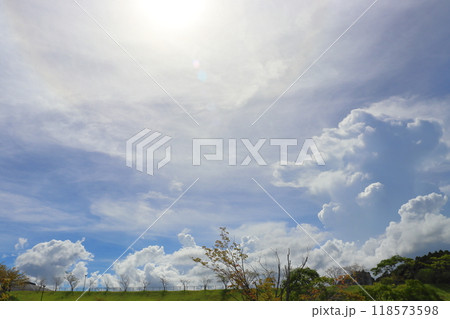 雲の多い青空 太陽光 雲の多い青空 太陽光 118573598