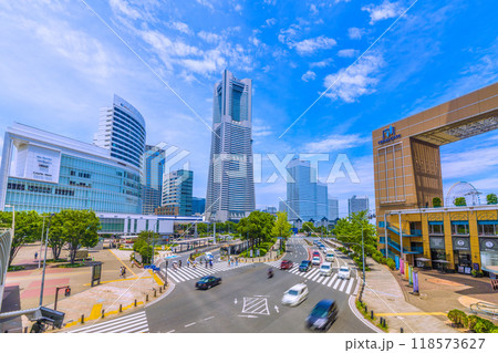 日本の横浜都市景観 桜木町駅前。横浜ランドマークタワーやみなとみらいの街などを望む＝18日 118573627