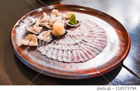 伝助穴子 ( でんすけ あなご )の 刺身 と 焼き霜造り 【 明石 淡路島 の 名物料理 】 118573794