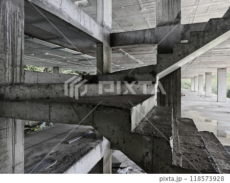 A well constructed set of stairs with concrete elements 118573928