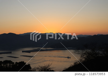 秋の日差しがまばゆい南あわじの海ー四 118573953