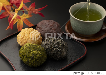 おはぎ　四色おはぎとお茶 118574069