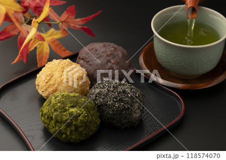 おはぎ　四色おはぎとお茶 118574070