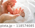 生まれたての赤ちゃん 118574085