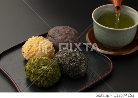 おはぎ　四色おはぎとお茶 118574152