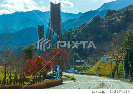 紅葉の佐伯宇目　唄げんか大橋 118574180