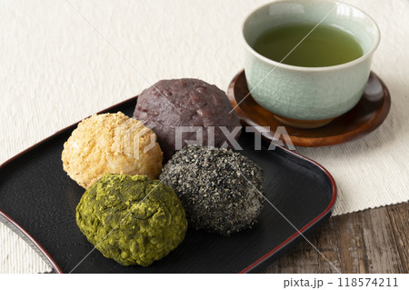 おはぎ　四色おはぎとお茶 118574211