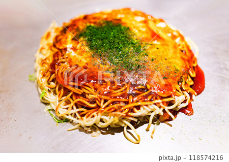 広島風お好み焼 は 広島 の ソウルフード で 名物【 広島グルメ の イメージ 】 118574216