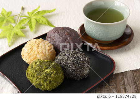 おはぎ　四色おはぎとお茶 118574229