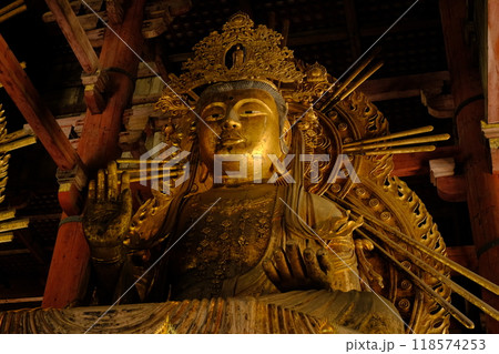 奈良東大寺金堂の如意輪観音像 118574253