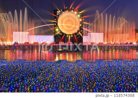 【東京都】よみうりランドの噴水ショー(ジュエルミネーション) 【東京都】よみうりランドの噴水ショー(ジュエルミネーション) 118574308