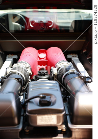 スーパーカーのエンジンルーム 118574329