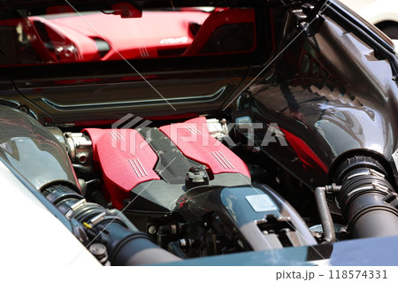 スーパーカーのエンジンルーム スーパーカーのエンジンルーム 118574331