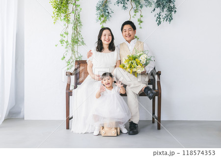 ファミリーウェディング 118574353